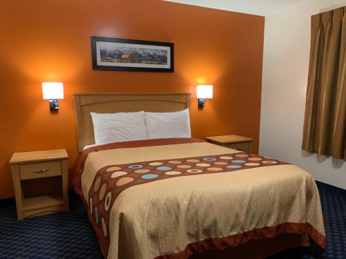 Ένα ή περισσότερα κρεβάτια σε δωμάτιο στο Westway Inn Motel