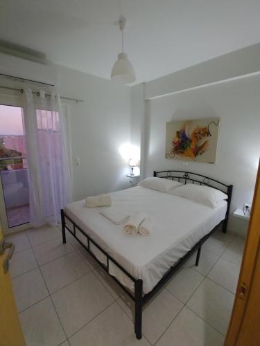 una camera con un letto in una stanza con una finestra di Amazing Sea View Apartment ad Amoudara Herakliou
