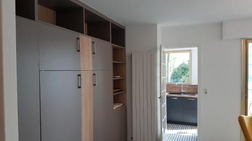 La cuisine est équipée d'un réfrigérateur et d'un évier. dans l'établissement COSY HELIOS, à Royan