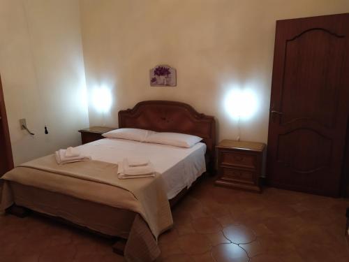 una camera da letto con un letto e due asciugamani di Casa Francesca a Novoli