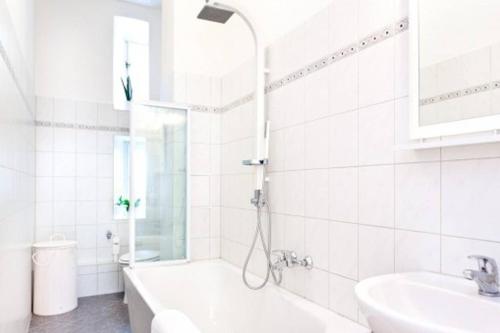 柏林的住宿－The Hidden Pearl，带淋浴、浴缸和盥洗盆的浴室