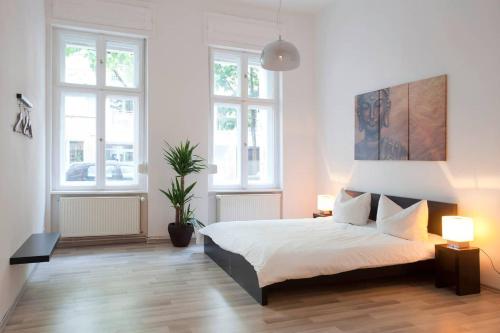柏林的住宿－The Hidden Pearl，卧室配有白色的床和2扇窗户。