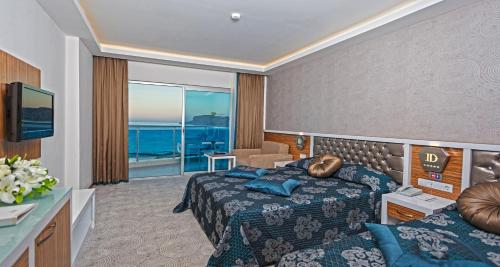 阿拉尼亚钻石山度假酒店的一间有两张床、可欣赏海景的酒店房间