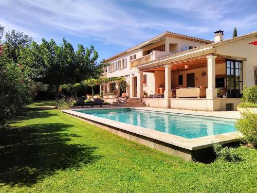 une maison avec une piscine dans la cour dans l'établissement Location Vacances Gillardin, à Maussane-les-Alpilles