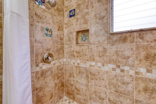 y baño con ducha y cortina de ducha. en Kona Bali Kai #165, en Kailua-Kona