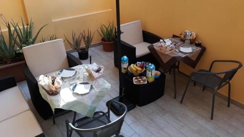 una vista aérea de un restaurante con 2 mesas y sillas en B&B MaryGrace, en Alghero