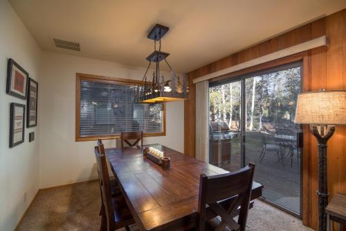 Fotografie z fotogalerie ubytování Quelah Condo #30 is a 3 bedroom, newly remodeled vacation condo that can accommodate up to 6 guests. Swim at the Quelah Complex Pool! v destinaci Sunriver