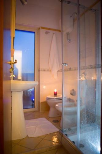 a bathroom with a glass shower and a toilet at Conca Degli Dei in Paestum