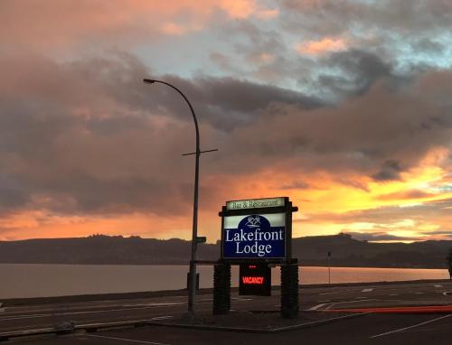 a street light and a sign on the side of a road at Lakefront Lodge Taupo in Taupo