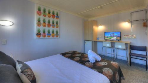 a hotel room with a bed and a desk at Cleveland Bay Air Motel in Cleveland