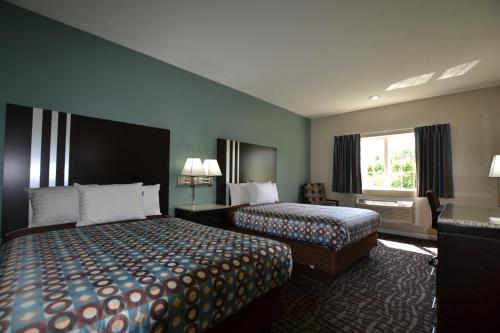 Katil atau katil-katil dalam bilik di Relax Inn Motel and Suites Omaha