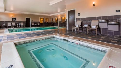 Bazen u objektu Best Western Plus Easton Inn & Suites ili u blizini