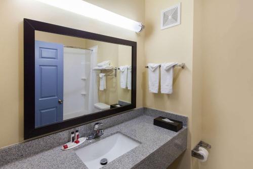 A bathroom at Days Inn by Wyndham Baton Rouge Airport