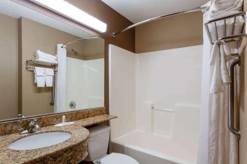 Un baño de Microtel Inn & Suites by Wyndham Columbia