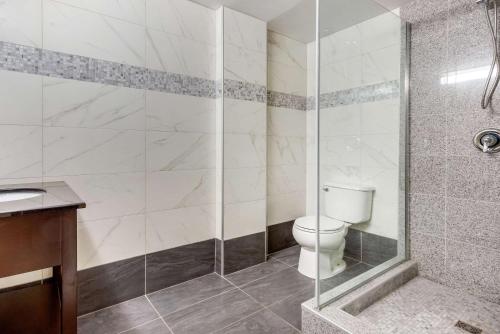 Bathroom sa Quality Hotel Dorval