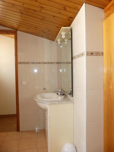 a bathroom with a sink and a mirror at APT5 DÚPLEX Acollidor al Centre de Vic APTGARBI in Vic