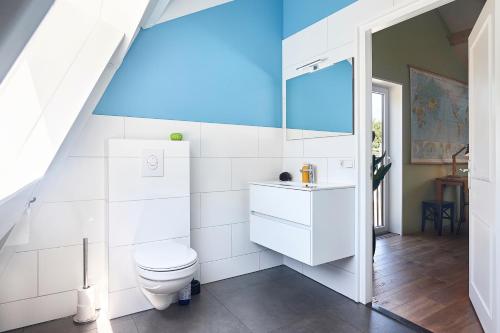 a bathroom with a toilet and a sink at ROYAAL APPARTEMENT CENTRUM MIDDELBURG in Middelburg