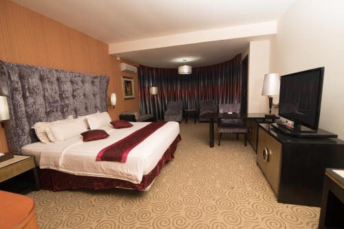Televisyen dan/atau pusat hiburan di Crown Vista Hotel