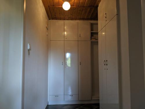 um quarto com armários brancos e um tecto em Appartments Hungaroland em Balatonberény