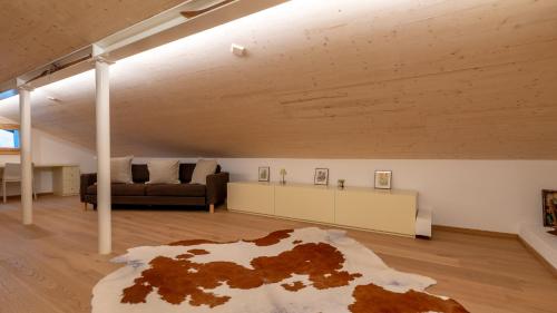 uma sala de estar com um tapete de vaca no chão em Chesa Silvretta Duplex em Celerina