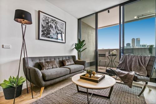A seating area at Sweeping CBD views – Luxury 2BR 2BA apartment with free wine, Netflix and roof spa!