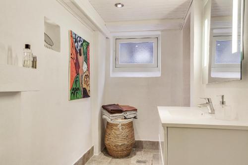 La salle de bains est pourvue d'un lavabo et d'une poubelle. dans l'établissement Brøndums Bed & Breakfast, à Hjørring
