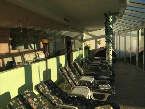 szereg krzeseł i stołów na balkonie w obiekcie Hotel Egerthof w mieście Seefeld in Tirol