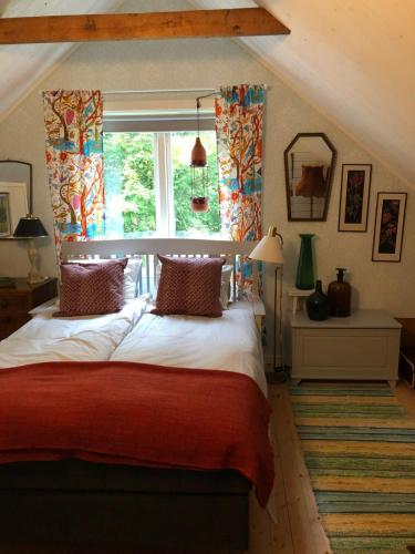 Un pat sau paturi într-o cameră la Dala Cottage