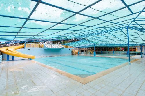 una grande piscina coperta con un grande soffitto di RedDoorz Premium @ Gabinete Road Palawan a Città di Puerto Princesa