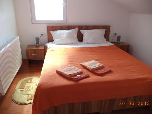 Un dormitorio con una cama con dos bandejas encima. en Casa Bella, en Râșnov