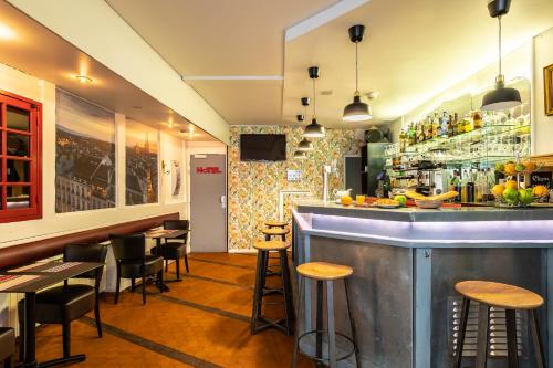 bar w restauracji ze stołami i stołami w obiekcie Hotel Le Port Neuf w Bajonnie