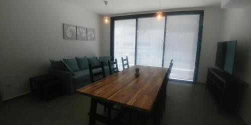 - un salon avec une table et des chaises en bois dans l'établissement Meir Yaari 20, à Tel Aviv