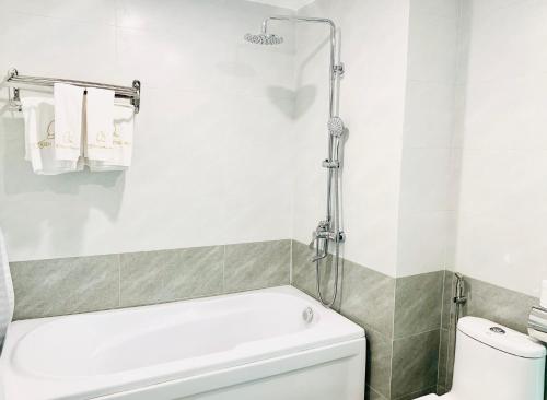 Ein Badezimmer in der Unterkunft CKC Thien Duong Hotel