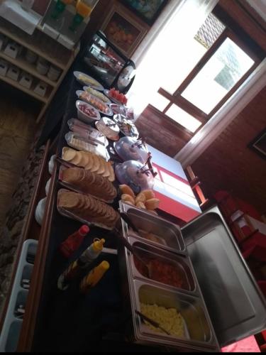 una linea a buffet con panini e altri prodotti alimentari di Paratibela Pousada a Anchieta