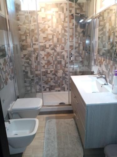 a bathroom with a shower and a toilet and a sink at casa vacanza rosariomaria in Realmonte
