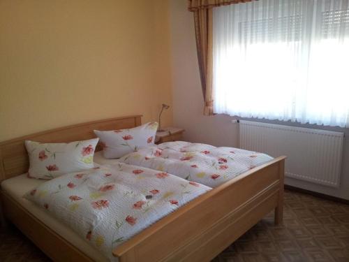 Un dormitorio con una cama grande con flores. en Landgasthof Zum Heiligenberg, en Sontra