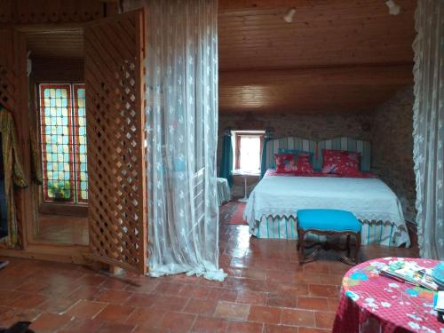 1 dormitorio con 1 cama con almohadas rojas en Riverside Home Cottage en Trèbes