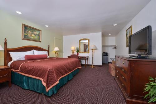 Postel nebo postele na pokoji v ubytování Americas Best Value Inn and Suites -Yucca Valley