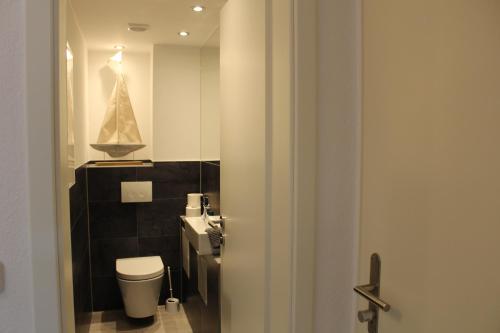 Ένα μπάνιο στο Op'n Dörp Apartments