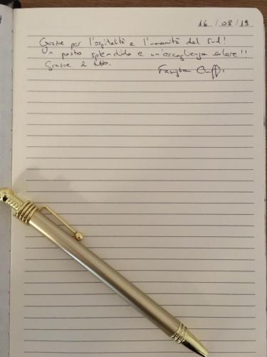 a pen sitting on top of a sheet of lined paper at La Casa del Sole in Marina di Pisticci