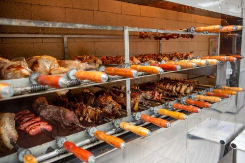 a bunch of different types of meats and chickens at Hotel Zandoná in Blumenau