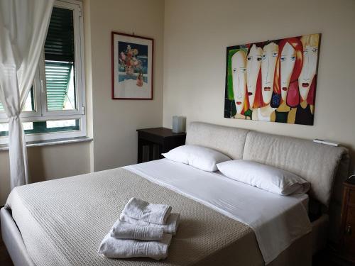 ラ・スペツィアにあるil 23 Holiday Homeのベッドルーム1室(タオル付きのベッド1台付)