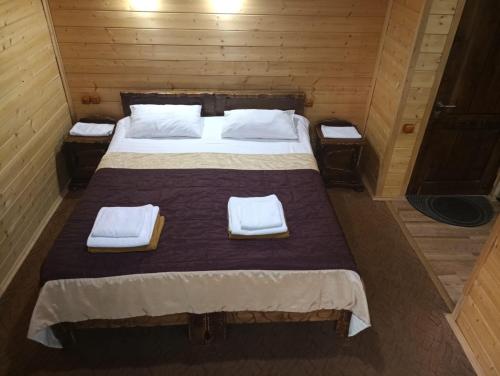 Кровать или кровати в номере Гостевой Дом Терем у Реки 