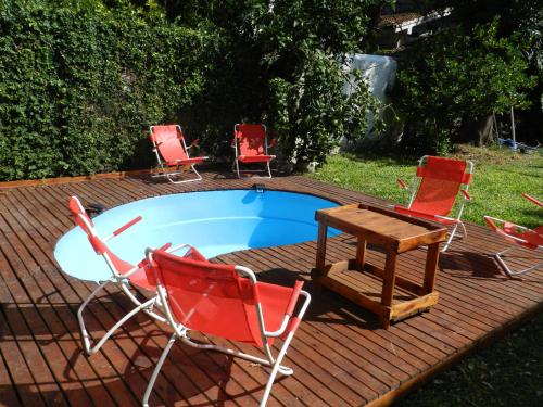 un gruppo di sedie e un tavolo accanto alla piscina di B&B Polo a Buenos Aires