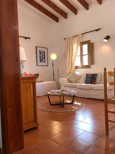 salon z kanapą i stołem w obiekcie Can Andreu Morna w mieście Sant Francesc Xavier