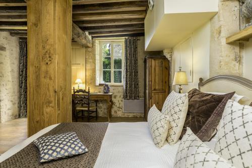 Un pat sau paturi într-o cameră la Domaine De Villeray
