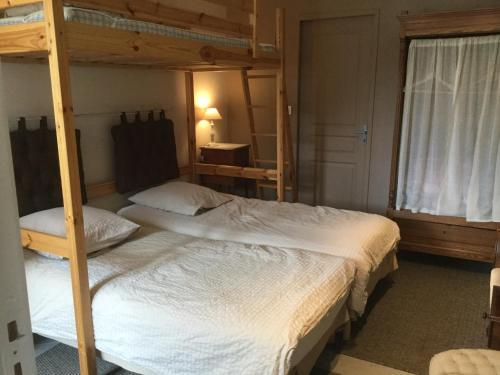 une chambre avec deux lits superposés et une fenêtre dans l'établissement Le Jas des Vignes, à Lirac