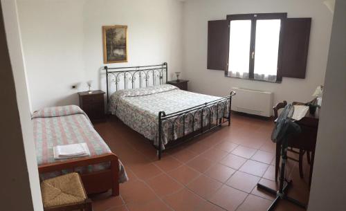 a bedroom with two beds and a window at Agriturismo Belvedere in Bolsena
