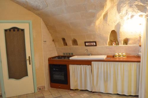 cocina con fregadero y fogones en Casa Contini, en Matera