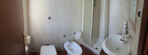 a bathroom with a toilet and a shower and a sink at Agriturismo Belvedere in Bolsena